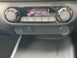 フルオートエアコン搭載。温度設定だけで、車内はいつも快適な空間を維持できます。