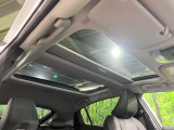 【パノラマルーフ】大型のガラスルーフ搭載で車内の解放感が一気にアップ!開放的なドライブをお楽しみいただけます。