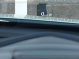 アクティブドライビングディスプレイは、運転に必要な情報を運転席前方に投影するシステムです。車速やルート案内などの情報が表示されます。