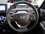 ハンドル左側にはオーディオ操作が出来るオーディオリモートコントロールスイッチ、右側にはHonda SENSINGとオートクルーズコントロールのスイッチを装備!