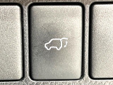 【パワーバックドア】スマートキーや運転席のボタンを押すだけでリアゲートが自動で開閉します!荷物を持っている時や、高い位置にあるバックドアを閉める際に便利な機能です♪