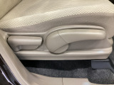 【前席】運転席にはシート高を調整できるハイトアジャスターが装備され、幅広いシートポジションの設定が可能になっております♪