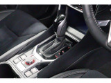 電動パーキングブレーキを採用しています。従来のサイドブレーキレバーがないため、すっきりとしたシフト周りです。
