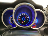 真ん中にスピードメーターを配した、見やすい3眼メーターになっています。右側のインフォメーション画面でオドメーターや燃費などの情報を確認できます。