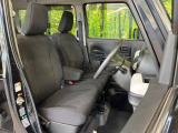 運転席まわりには十分なスペースがあり、大柄な方でもゆったり運転していただける環境です。