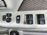 【電動格納ミラー】サイドミラーは電動格納式となっており、狭い駐車場でもキズがつくリスクを抑えられます。