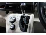 インパネシフトだから視線の移動も少なく足元もスッキリ♪運転席もゆったりしているのでゆとりを持ってドライブできますね!