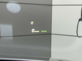 フロントガラスに映し出されるヘッドアップディスプレイ搭載!目線を逸らすことなくスピードや情報を確認することが可能です。