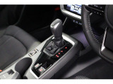 電動パーキングブレーキに加えシルバー加飾付の本革巻シフトレバー&シフトブーツでおしゃれなセンターコンソール周辺です。シートヒーターのスイッチもここにあります。