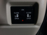 両側電動スライドドア。荷物で手が塞がる時など簡単にドアの開閉が出来ます。何より力いらずで開閉OK。女性やお年寄りにも優しい。電動機能はOFFにもできますから元気なお子様の駆け出しも安心です。