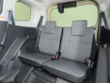 便利な5:5分割可倒式シートです。収納と乗車人数のバランスに優れています♪荷物の大きさに応じたラゲージスペースをフレキシブルに作り出せるので、シーンに応じた使い方ができます♪