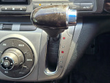 手に馴染むシフトノブで扱いやすく、快適な運転を支えます。