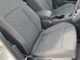 欧州車らしく硬めのシートが体を程よくつつみこみ、長距離でも快適に運転できます。