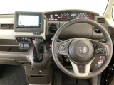 【ハンドル】運転にかかわる様々な操作を安全に行えるように視点移動が少なく操作性に配慮されたスイッチ類が凝縮されたコックピットです。