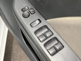 【電動格納ミラー】サイドミラーは電動格納式となっており、狭い駐車場でもキズがつくリスクを抑えられます。