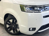 【LEDヘッドライト】悪天候や夜間走行時も良好な視界を確保し安心して運転できる高輝度LEDヘッドライトを装備!点灯速度が早く、消費電力も抑えられています。