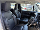 シートヒーターも装備された高級感のあるレザーシートです!JEEPのロゴがオシャレ!