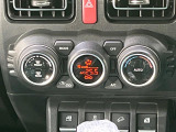 【オートエアコン】一度お好みの温度に設定すれば、車内の温度を検知し風量や温度を自動で調整。暑い&hellip;寒い&hellip;と何度もスイッチ操作をする必要はありません。快適な車内空間には必須の機能ですね♪