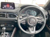 【運転席インテリアデザイン】左右対称のインテリアデザインでドライバーを包み込み運転に集中できるように設計されています。