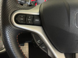 ★ステアリングにはオーディオコントロールスイッチが付いていますので、目線を正面から外すことが無く、また、ステアリングから手を離さずにオーディオ操作ができます.