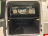 ゆったりとしたトランクルームでございます。たくさんのお荷物の車載が可能でございます。