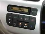 【オートエアコン】車内温度を感知して自動で温度調整をしてくれるのでいつでも快適な車内空間を創り上げます!どの席に座っても快適なドライブが楽しめます♪