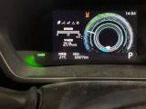 視認性に優れたメーターを採用しており、走行中でも車速や情報が分かりやすく表示されます。運転時の視線移動をむりのない範囲に抑え、快適で安心感のあるドライブをサポートします。
