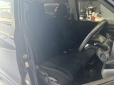 運転席、助手席です。座面も広くゆったりと座れてアームレストも付いているので重宝します。