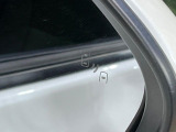 【ブラインドスポットモニター】走行中、ドアミラーの死角になりやすい箇所に後続車が接近するとサイドミラーのレンズに警告を表示!ドライバーに注意喚起をしてくれます。
