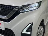 【LEDヘッドライト】悪天候や夜間走行時も良好な視界を確保し安心して運転できる高輝度LEDヘッドライトを装備!点灯速度が早く、消費電力も抑えられています。
