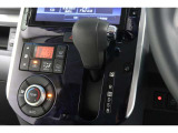 インパネシフトだから視線の移動も少なく足元もスッキリ♪運転席もゆったりしているのでゆとりを持ってドライブできますね!