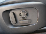 ◆パワーシート『電動パワーシートですので運転中のシート調節も安全に行えます。微調整も可能ですのであなただけのドライビングポジションを実現します。』