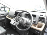 ★運転席まわり★大きなフロントガラスで見晴らしよく運転しやす設計と、広くてゆとりのある運転席。楽な姿勢で座ることが出来るので長時間の運転でも疲れにくいですし体もぶれにくく工夫されています。