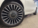 ●純正16インチアルミホイール:輸入車ならではの卓越した走りを支えるホイールと足回りです!日本車の走りに慣れている方にもぜひ体感して頂きたいほど、高いレベルでまとまっています!