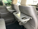 フロントシートの背面に後席用のテーブルがついています。小物が置けて、カップホルダーもあります。ドライブ中や休憩時にも便利なテーブルです。