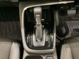 CVT車のセレクトレバーです。低速から高速まで、変速ショックのないスムーズな走りと、エンジン効率のよい領域を維持して燃費にも貢献します。