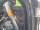 【ブラインドスポットモニター】走行中、ドアミラーの死角になりやすい箇所に後続車が接近するとサイドミラーのレンズに警告を表示!ドライバーに注意喚起をしてくれます。