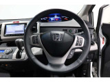 運転中もハンドルでの操作が可能です。特に高速道路等の目が離せない運転時には、便利さだけでなく、安全性も兼ね備えております。