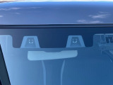 前方の車両や歩行者を検知し、衝突のおそれがあれば音や表示によって警告し、衝突の可能性が高まると弱いブレーキを作動。さらに衝突の可能性が高まるとブレーキを制御し、衝突時の被害軽減を図ります。