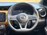 インテリアに合わせたデザインのステアリングは、運転される方のことも考え、運転しやすい形状、大きさです。是非一度、実際に触ってお確かめください。