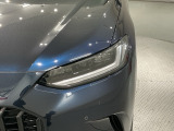 LEDヘッドライトは、点灯の瞬間から最大光量を発揮し、突然暗くなるトンネルなどでの安定感を高めます。