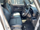 運転席まわりです。実際に座ってみて、乗り心地を体験してみてください,視界も良好です。