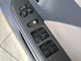 【電動格納ミラー】サイドミラーは電動格納式となっており、狭い駐車場でもキズがつくリスクを抑えられます。