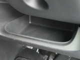 運転席周辺の収納も充実したドライバーズロアポケット。細かな使い勝手にも配慮されています。