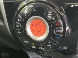 【オートエアコン】一度お好みの温度に設定すれば、車内の温度を検知し風量や温度を自動で調整。暑い&hellip;寒い&hellip;と何度もスイッチ操作をする必要はありません。快適な車内空間には必須の機能ですね♪