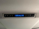【リアオートエアコン】広い後部座席には必須の機能!風量や温度を自動で調整し前席と同様な車内環境にしてくれるリアオートエアコンを装備。夏の暑さも冬の寒さもストレスなく快適にお過ごしいただけます♪