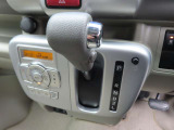 インパネ式シフトレバー採用で、足元にも余裕のあるスペースを確保しています。