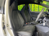 運転席まわりには十分なスペースがあり、大柄な方でもゆったり運転していただける環境です。