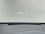 ヘッドアップディスプレイ搭載。運転中、前方から視線を落外す必要がなく、安全に運転ができる機能です。