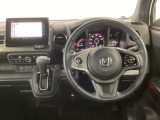 【ハンドル】運転にかかわる様々な操作を安全に行えるように視点移動が少なく操作性に配慮されたスイッチ類が凝縮されたコックピットです。